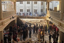 حصيلة ضحايا تفجير مسجد مدينة بيشاور في باكستان ترتفع إلى 100 قتيل