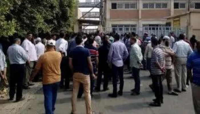 مش قادرين نصرف على أولادنا.. استمرار اعتصام عمال "النساجون الشرقيون"