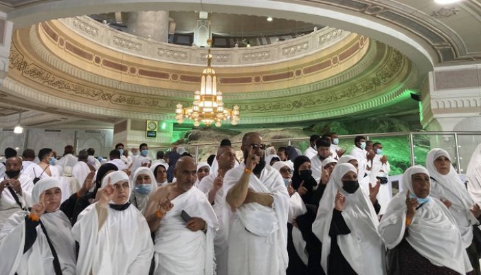 مراقبون : منع المعتمرين من السفر إلا من بوابة الشركات حصار وإتاوة