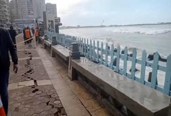 بالتزامن مع زلزال تركيا .. شق طولي وهبوط أرضي بكورنيش سيدي بشر