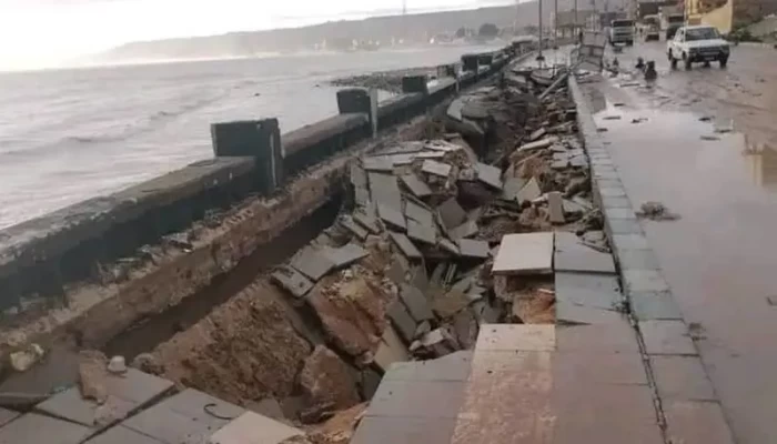 الثاني في أقل من أسبوع .. هبوط أرضي في كورنيش مدينة السلوم