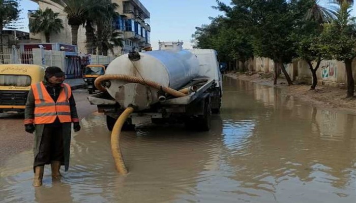 توقف الحياة في الإسكندرية.. تراكم مياه الأمطار تشل حركة السير