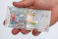 الدينار الكويتي يتخطى حاجز الـ 100 جنيه بالبنك المركزي المصري