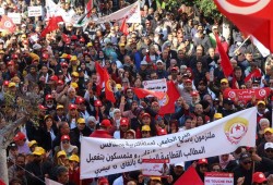 ضد قمع "قيس سعيد".. الآلاف من أنصار اتحاد الشغل التونسي يحتجون في عدة مدن