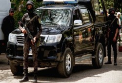 شارك في احتفالية عيد الشرطة.. اعتقال شاعر غنائي بسبب منشورات عن الغلاء على فيسبوك