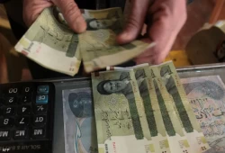 الريال الإيراني يهبط إلى أدنى مستوى له أمام الدولار