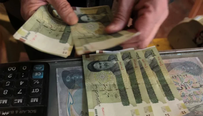 الريال الإيراني يهبط إلى أدنى مستوى له أمام الدولار