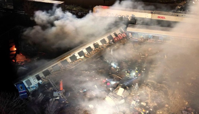32 قتيلاً و85 جريحاً في حادث اصطدام قطارين وسط اليونان