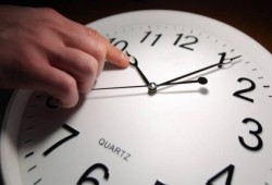 مجلس وزراء الانقلاب يعلن عودة العمل بنظام التوقيت الصيفي