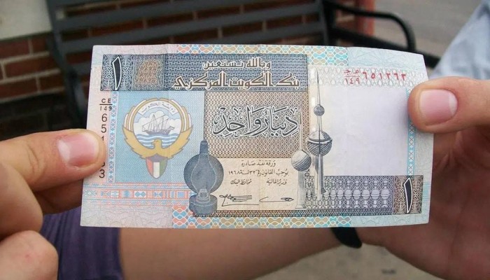 الدينار الكويتي يقفز إلى "100.77" جنيه للبيع في نهاية التعاملات