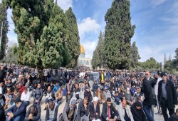 70 ألفا يؤدون الجمعة في الأقصى