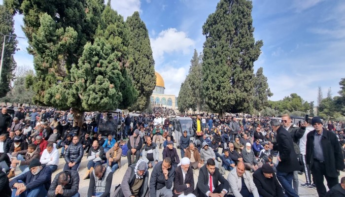 70 ألفا يؤدون الجمعة في الأقصى