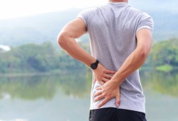 بعد سن الأربعين.. تجنب 5 عادات خاطئة تسبب ألم الظهر
