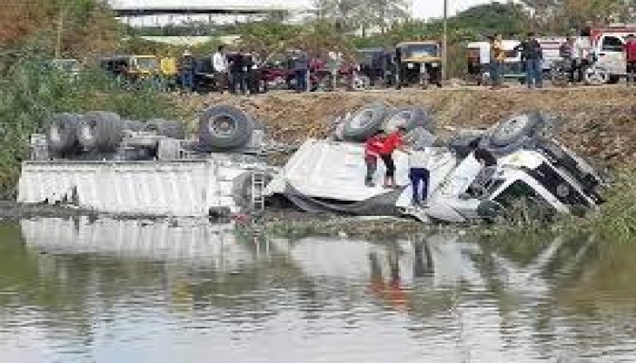 مصرع طفلة غرقا وإصابة 4 أشخاص فى حادث تصادم بسوهاج