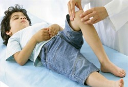 آلام الركبة.. الأعراض والأسباب والعلاج