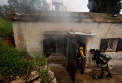 سكانه نجوا بأعجوبة.. مستوطنون يحرقون منزلا فلسطينيا شمال رام الله