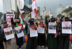 احتفاء كبير برفض إندونيسيا استضافة فريق صهيوني