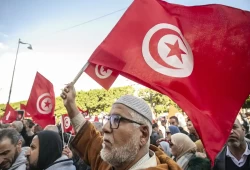 الجارديان: قيس سعيد يبني دكتاتورية سامة في مهد الربيع العربي