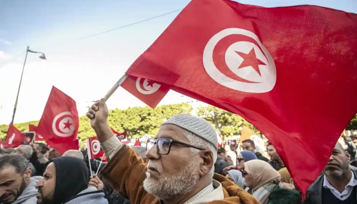 الجارديان: قيس سعيد يبني دكتاتورية سامة في مهد الربيع العربي