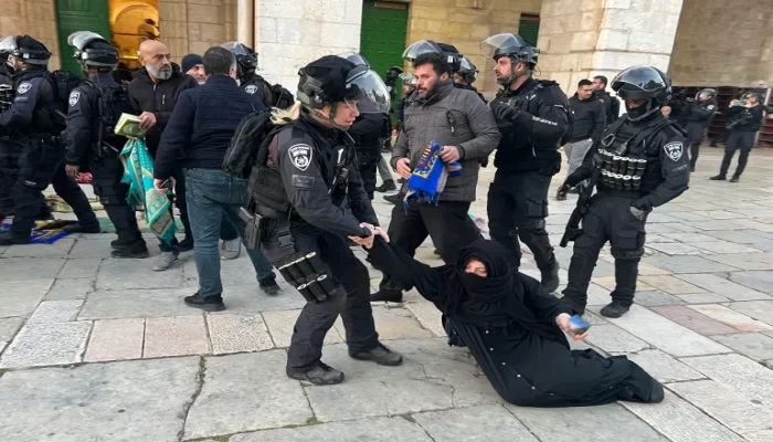 وسط سحل للنساء وتكبيل أرجل المصليين.. الاحتلال يقتحم الأقصى ويعتقل مئات المعتكفين