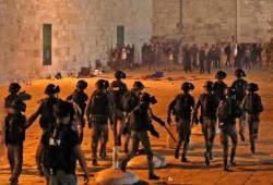 لليلة الثالثة تواليًا.. الاحتلال يقتحم الأقصى وحماس تشيد بالمعتكفين