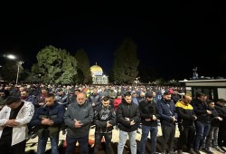 الآلاف يؤدون الفجر بالأقصى