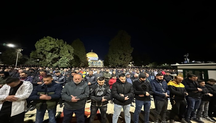 الآلاف يؤدون الفجر بالأقصى