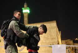 فلسطينيون لـ"ميدل إيست آي": "أبقونا على الأرض مكبلي الأيدي وكل من رفع رأسه أصيب بطلقة"