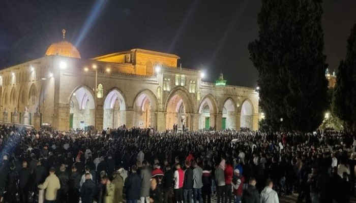 رغم المنع والاعتقال.. 30 ألف مصل يؤدون صلاة التراويح في رحاب المسجد الأقصى