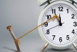 العلم يكشف الأسباب.. لماذا يتأخر بعض الناس دائمًا؟