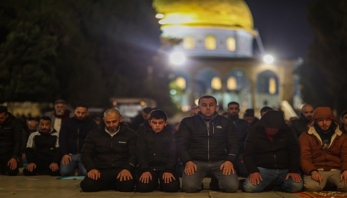 الآلاف يؤدون صلاة الفجر الأولى في العشر الأواخر من رمضان بالأقصى