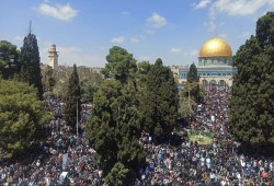 أكدوا عدم التنازل عن المقدسات.. ربع مليون مصلٍ يؤدون الجمعة الأخيرة في رمضان بالأقصى