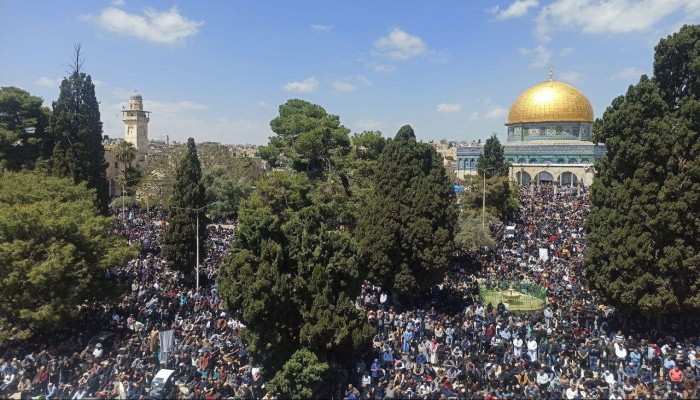 أكدوا عدم التنازل عن المقدسات.. ربع مليون مصلٍ يؤدون الجمعة الأخيرة في رمضان بالأقصى