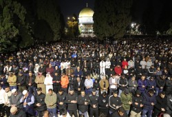 200 ألف مصلٍّ يؤدون العشاء والتراويح في الأقصى