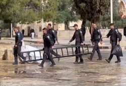 الاحتلال يقتحم الأقصى ويزيل أعلاما عن قبة الصخرة ويعتدي على مسيحيين