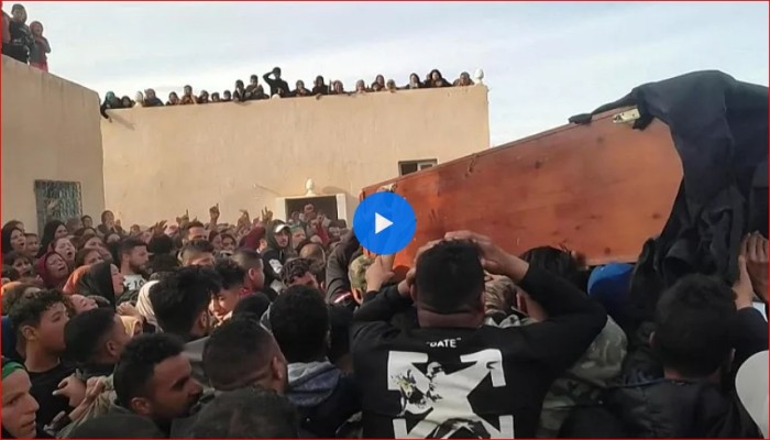 وسط اشتباكات مع الأمن التونسي.. تشييع جنازة شاب أضرم النار في جسده احتجاجا على "دولة البوليس"