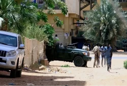 "الدعم السريع" تعلن السيطرة على مواقع حساسة بالسودان وتتهم "البرهان" بالهرب.. والجيش ينفي