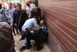 الاحتلال يعتدي على المسيحين بسبت النور في القدس