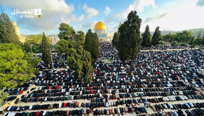 120 ألف مصلٍّ يؤدون صلاة العيد في الأقصى