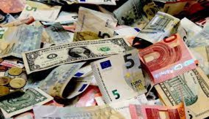 أسعار العملات اليوم الخميس.. الجنيه يواصل الانهيار