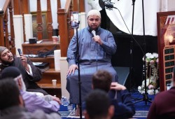 تنبأ بوفاته بقصيدة ورحيله صدم الجميع..  الموت يغيب سفير القرآن الشيخ عبد الله كامل