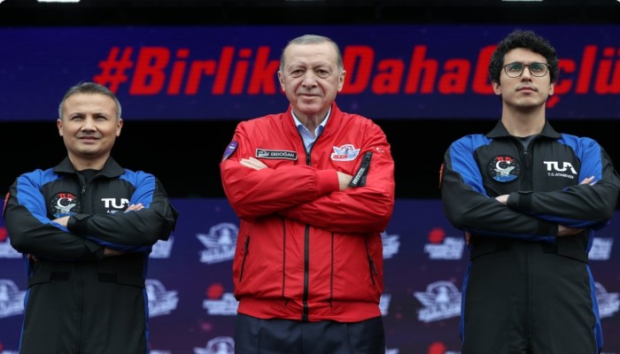 أردوغان يقدم أول رائدي فضاء تركيين في ظهوره بعد وعكة صحية