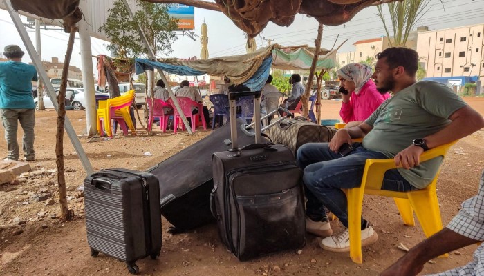 ميدل إيست آي: اللاجئون السودانيون يتدفقون إلى مصر مع تفاقم الاضطرابات