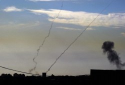 سقوط 3 صواريخ في مستوطنة صهيونية محاذية لقطاع غزة