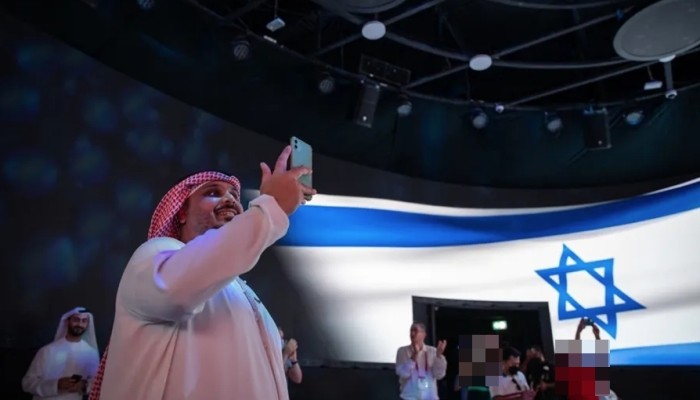 العهر السياسي: أبو ظبي تحتفل باستقلال إسرائيل ومغني إماراتي يغني لها