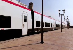 رشق بالحجارة وتكسر زجاجه.. السكة الحديد عاجزة عن حماية قطار التالجو