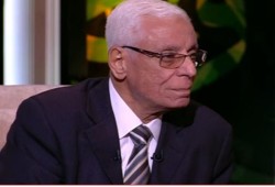 جدل على "التواصل" بعد ظهور حسام موافي وسمية الخشاب ضمن حفل لجائزة مؤسسة وهمية