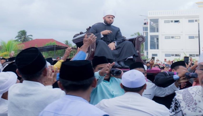 بعد التفاخر بحمله على الأعناق في إندونيسيا.. مغردون: " لا يتعاظم إلا من كان عالمًا بنقصه"