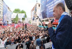قبل ساعات من بدء الاقتراع.. أردوغان الأقرب للفوز يغني مع الآلاف من أنصاره