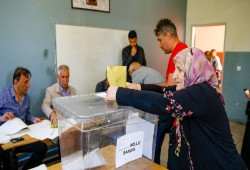 60 مليون تركي يتوجهون إلى صناديق الاقتراع لاختيار الرئيس والبرلمان في انتخابات مصيرية 